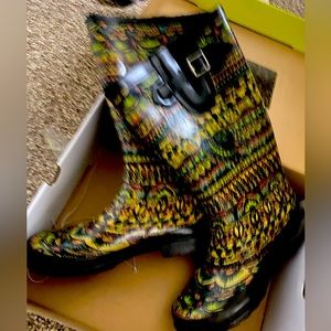 These rain boots like new and in good condition.